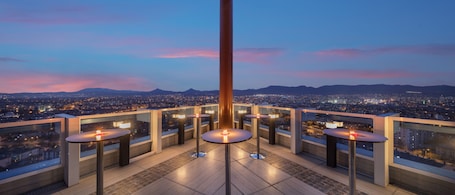 Terraza o patio. Ramada Plaza by Wyndham Konya