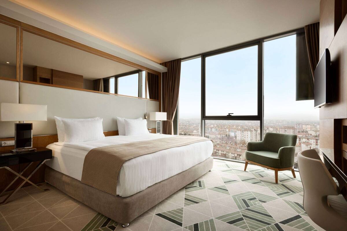 hypo-allergenic bedding, minibar, in-room safe, desk