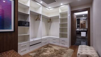 Hypo-allergenic bedding, minibar, in-room safe, desk