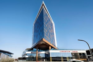 Un edificio moderno con fachada de vidrio y un cartel que dice "Convention Center".