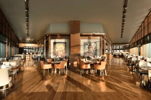 2 restaurants, spécialités Cuisine internationale