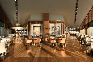 2 间餐厅，供应早餐、午餐和晚餐，国际美食