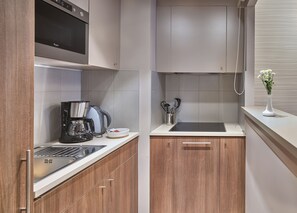 Peti sejuk, ketuhar gelombang mikro, dapur, mesin basuh pinggan mangkuk