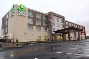 Edifício Holiday Inn Express & Suites com entrada coberta e estacionamento.