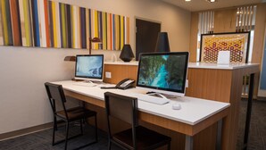 Un comptoir d’accueil équipé de deux ordinateurs, d’un téléphone et d’un clavier.