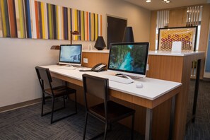 Een receptiebalie met twee computers, een telefoon en een toetsenbord.