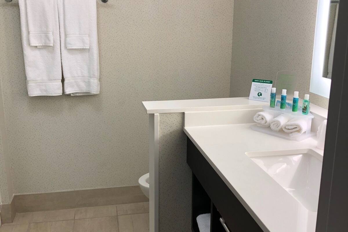 free toiletries, towels