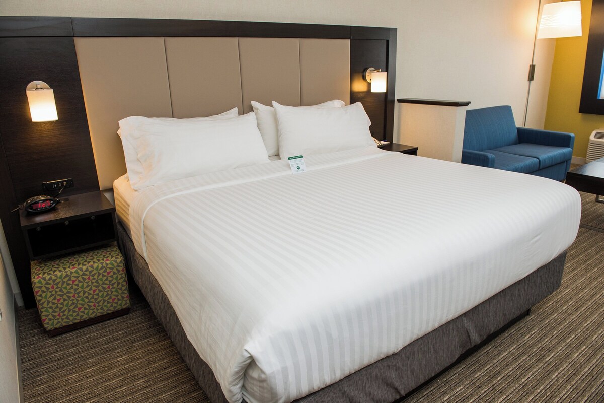 Suite, 1 kingsize bed | Een kluis op de kamer, een bureau, verduisterende gordijnen