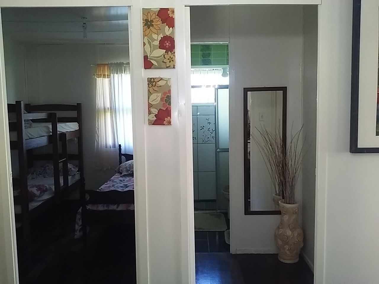 Decoración personalizada, wifi gratis y ropa de cama 