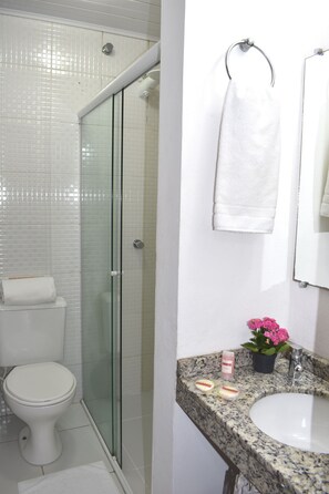 Standard Suite | Bathroom | Shower, hair dryer (on request), towels - Pousada Green (Florianópolis)