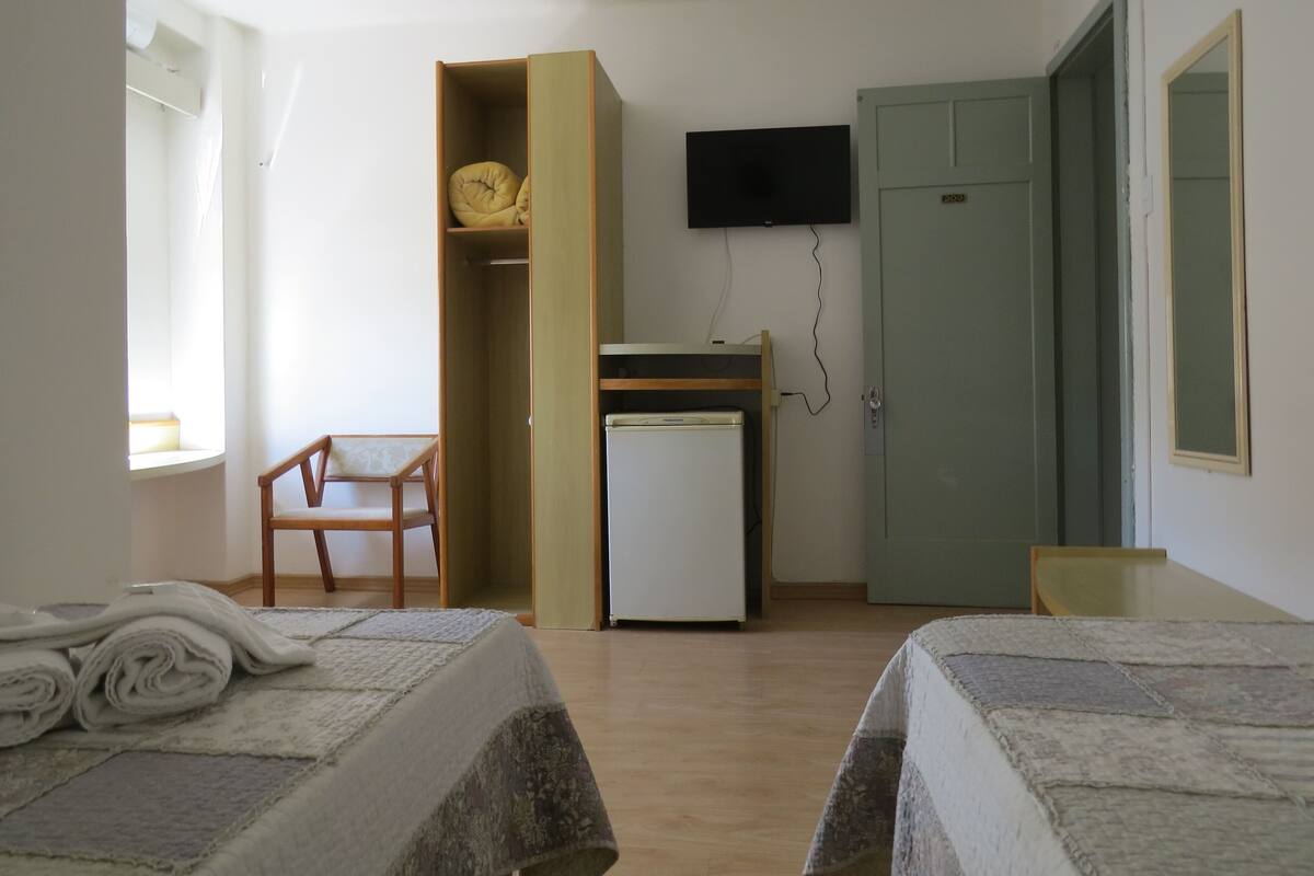 Minibar, bàn, màn/rèm cản sáng, truy cập Internet không dây miễn phí