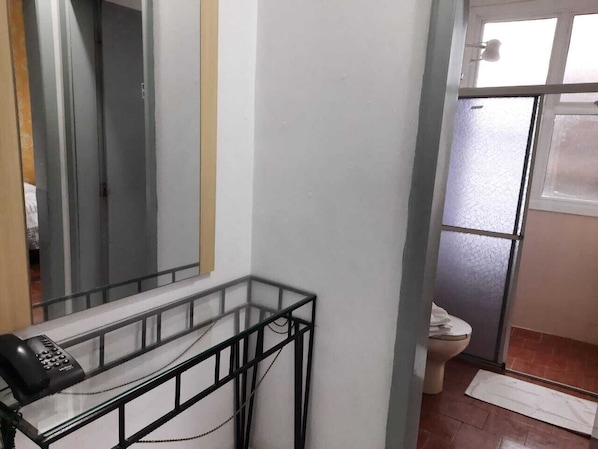 Suite estudio superior | Baño | Regadera, amenidades de baño gratuitas, toallas