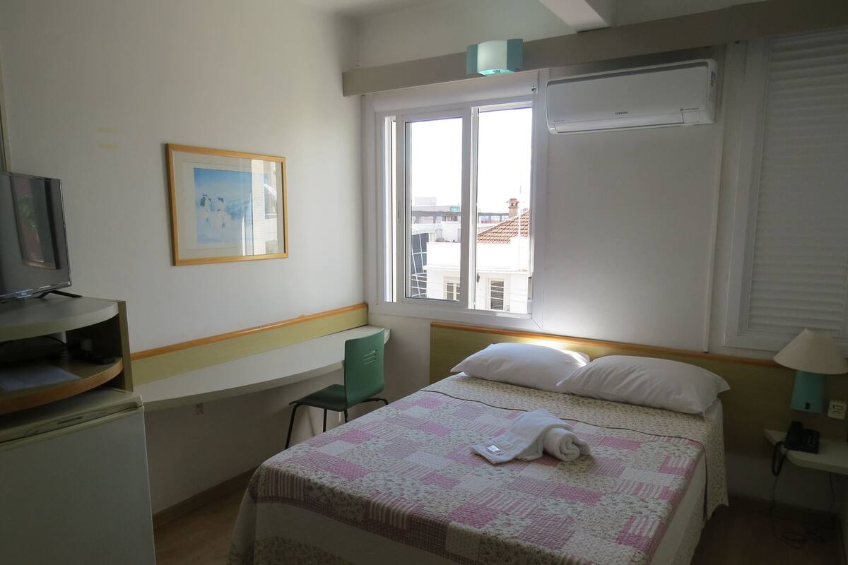 Habitación individual superior | 1 habitación, minibar, escritorio y cortinas blackout