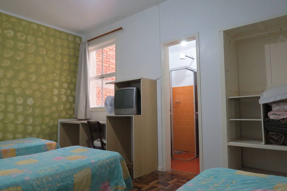 Habitación triple económica | 1 habitación, minibar, escritorio y cortinas blackout
