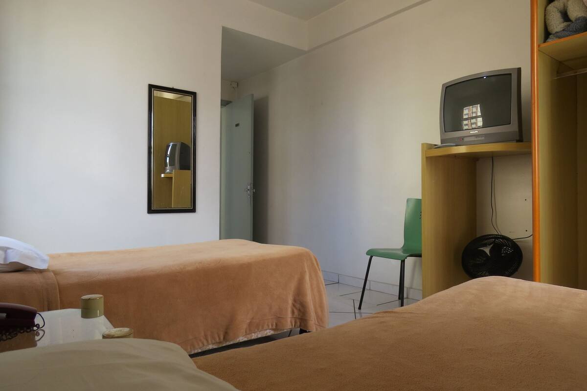 1 habitación, minibar, escritorio y cortinas blackout
