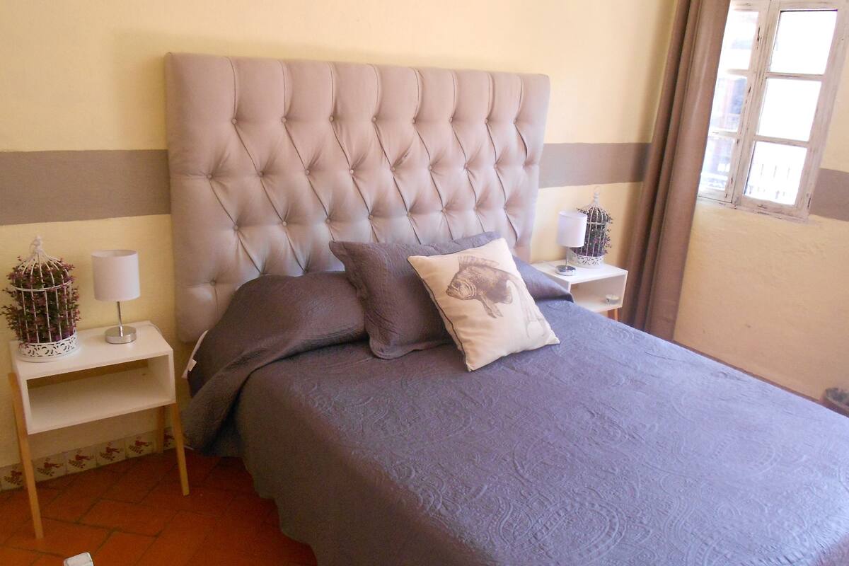 Escritorio, wifi gratis, ropa de cama