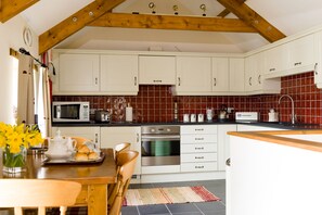 Cabane, salle de bains privée | Cuisine partagée