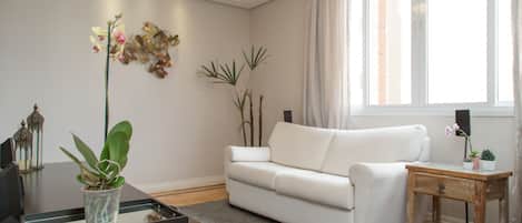 Apartment | Living room | 42-inch flat-screen TV with satellite channels, LCD TV