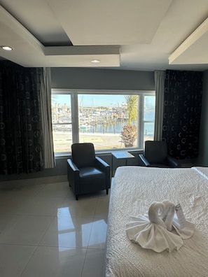 Luxury-Doppelzimmer, 1 King-Bett, Blick auf den Jachthafen, Eckzimmer | Verdunkelungsvorhänge, schallisolierte Zimmer, Bügeleisen/Bügelbrett