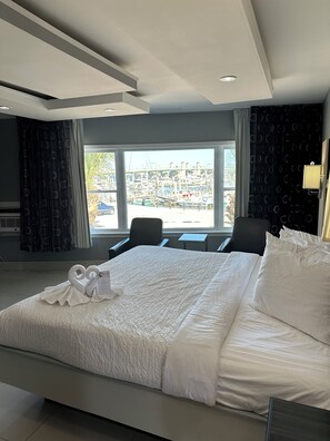 Quarto casal superluxo, 1 cama King, vista para a marina, no canto | Cortinas blackout, quartos à prova de som, ferros/tábuas de passar roupa