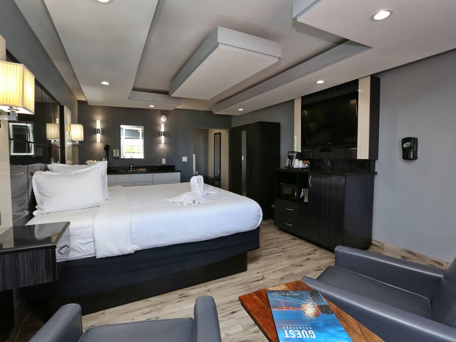 Deluxe Room, 1 King Bed, Bay View | Blackout drapes, soundproofing, iron/ironing board, free WiFi