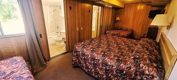 Suíte família, várias camas, para não fumantes, banheiro privativo | Cortinas blackout, Wi-Fi de cortesia, roupa de cama
