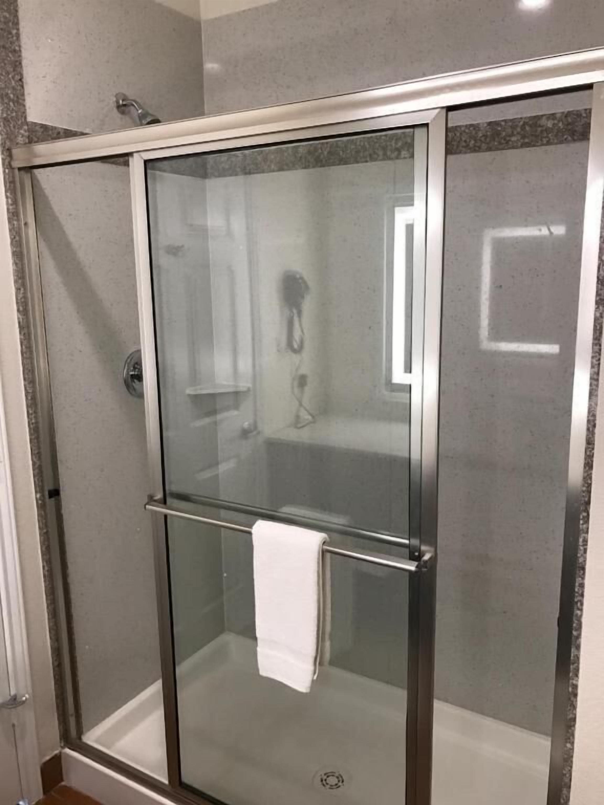 Articles de toilette gratuits, sèche-cheveux, serviettes fournies