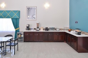 Breakfast buffet - Regency Inn and Suites (Houston)