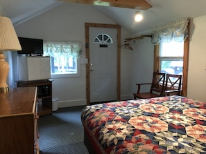 Standard Cabin, 1 Queen Bed, Refrigerator & Microwave - Lake George Bear's Den (Lake George)