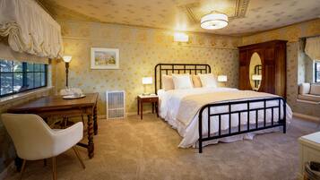 Luxury Room, 1 Katil Raja (King), Fireplace, Garden View | 2 bilik tidur, peralatan tempat tidur premium, bar mini, meja