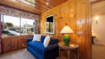 Suite Luxury, 2 camere da letto | Area soggiorno | TV a schermo piatto 65 pollici con canali via cavo, TV