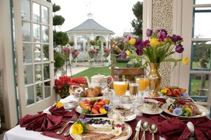 包含每日当地美食早餐