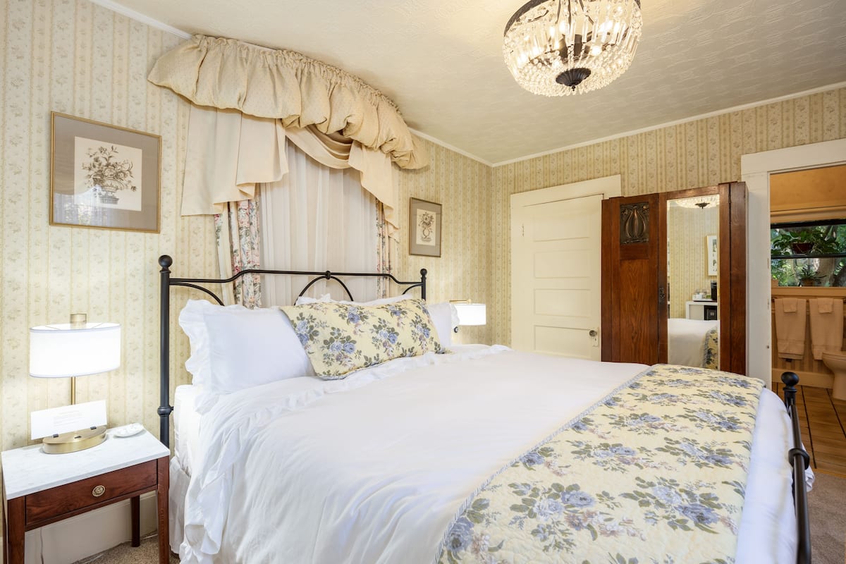 Double Room Single Use, 1 King Bed | 2 bedrooms, premium bedding, minibar, desk