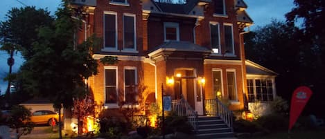 Bagian depan properti - sore/malam