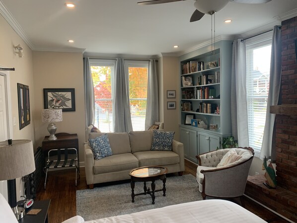 Suite, 1 cama Queen size, baño en la habitación (Suite One) | Ropa de cama de alta calidad, cortinas blackout y insonorización 