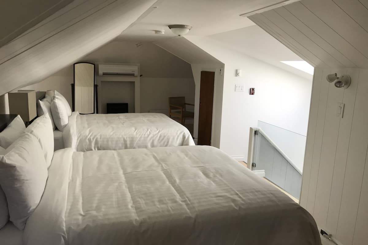 Loft, 2 camas Queen size | Ropa de cama de alta calidad, cortinas blackout y insonorización