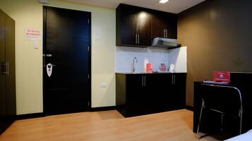 Standard Twin Room | Private kitchen | Electric kettle
