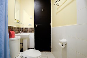 Kamar mandi | Shower, perlengkapan mandi gratis,  dan handuk