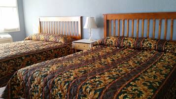 Perushuone, 2 keskisuurta parisänkyä | Työpöytä, ilmainen Wi-Fi, vuodevaatteet