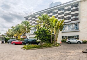 Free self-parking - ZEN Rooms Kuta ByPass Ngurah Rai (Kuta)