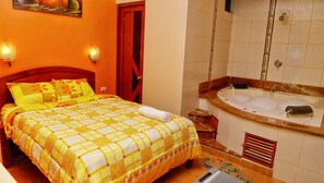 Suite ejecutiva, hidromasaje | Minibar, caja de seguridad en la habitación, escritorio y camas extra