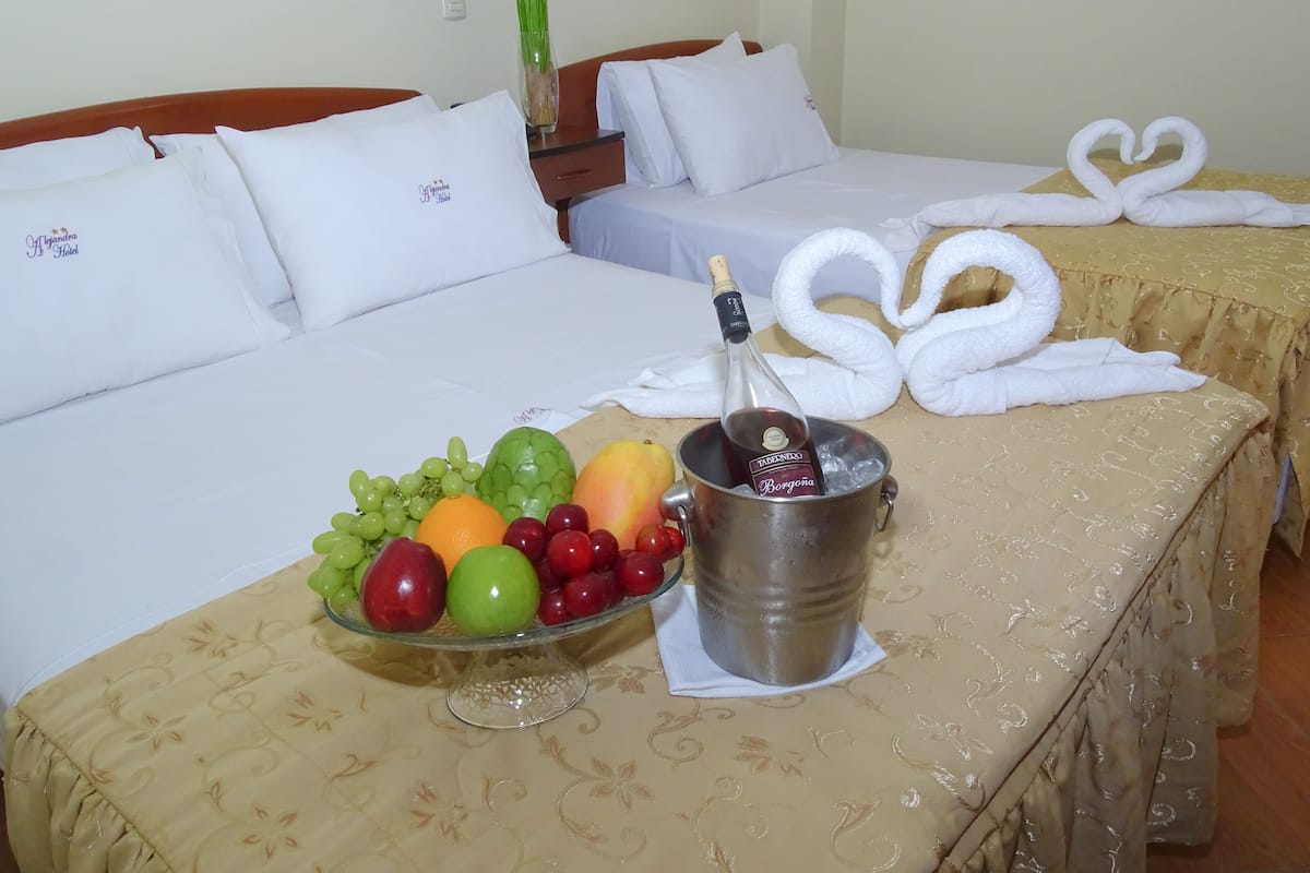 Quarto duplo | Escrivaninha, Wi-Fi de cortesia, roupa de cama