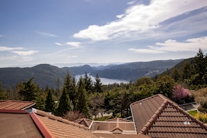 A mountainous landscape with a view of a lake and forested hills. - Villa Eyrie Resort (Malahat)