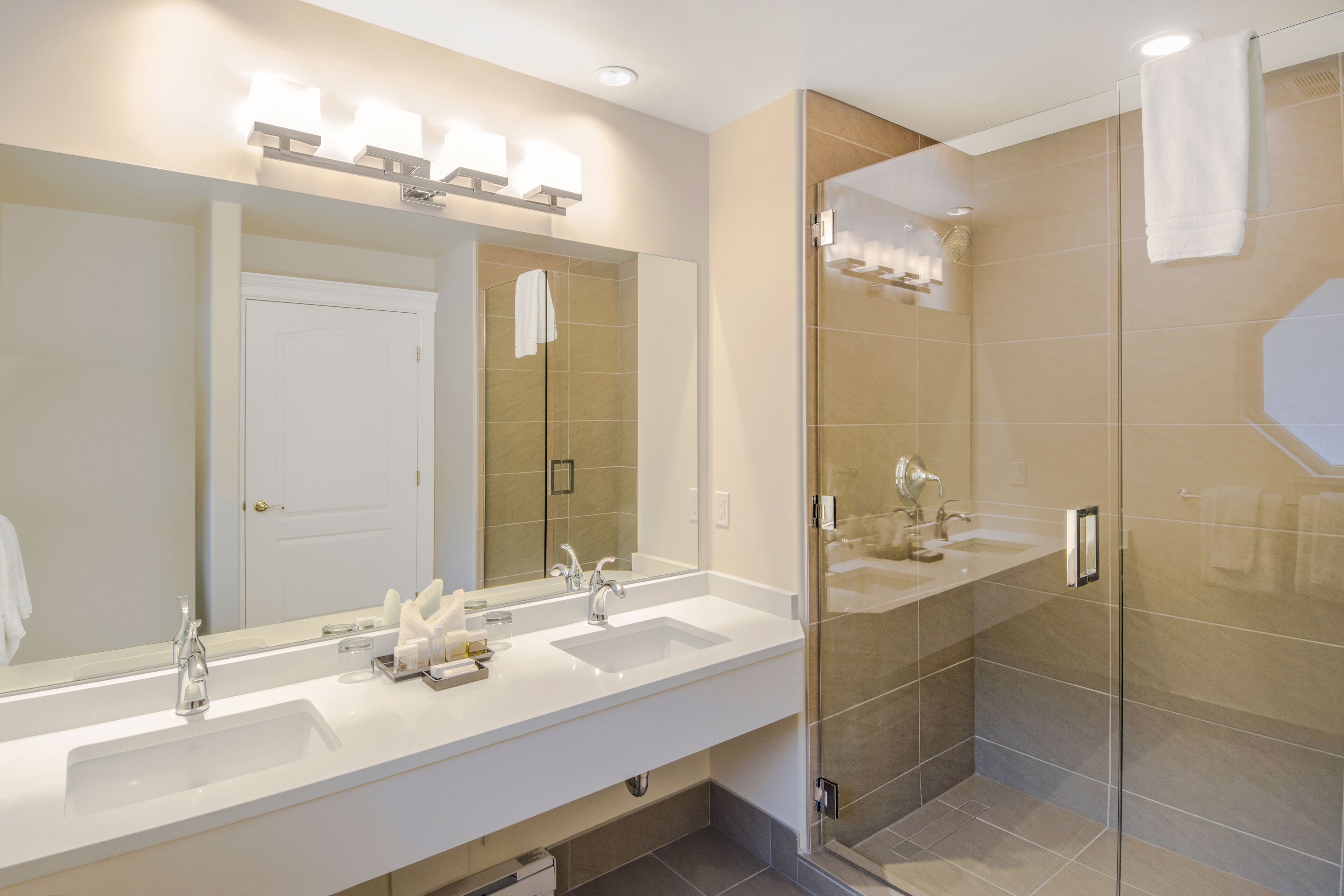 aquila superior suite | bathroom | combined shower/bathtub, rainfall showerhead, free toiletries