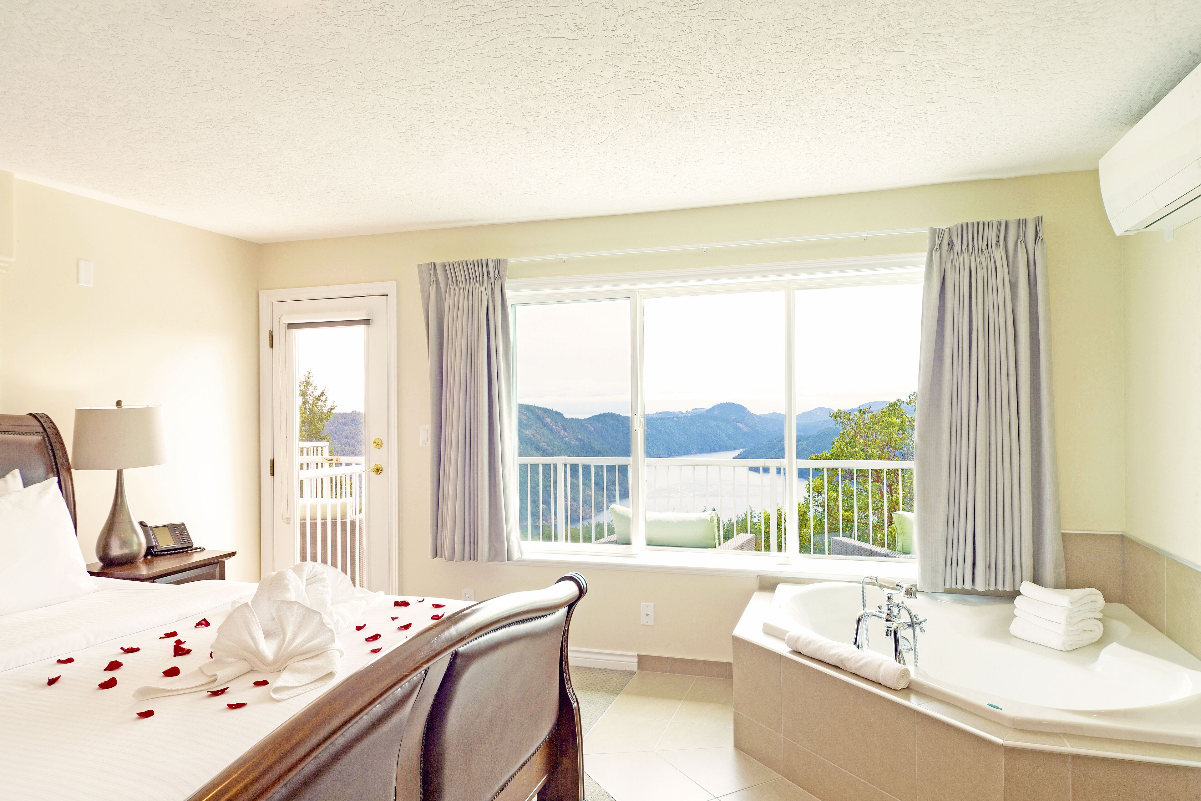 King Vista View Room | Premium bedding, pillowtop beds, in-room safe, iron/ironing board
