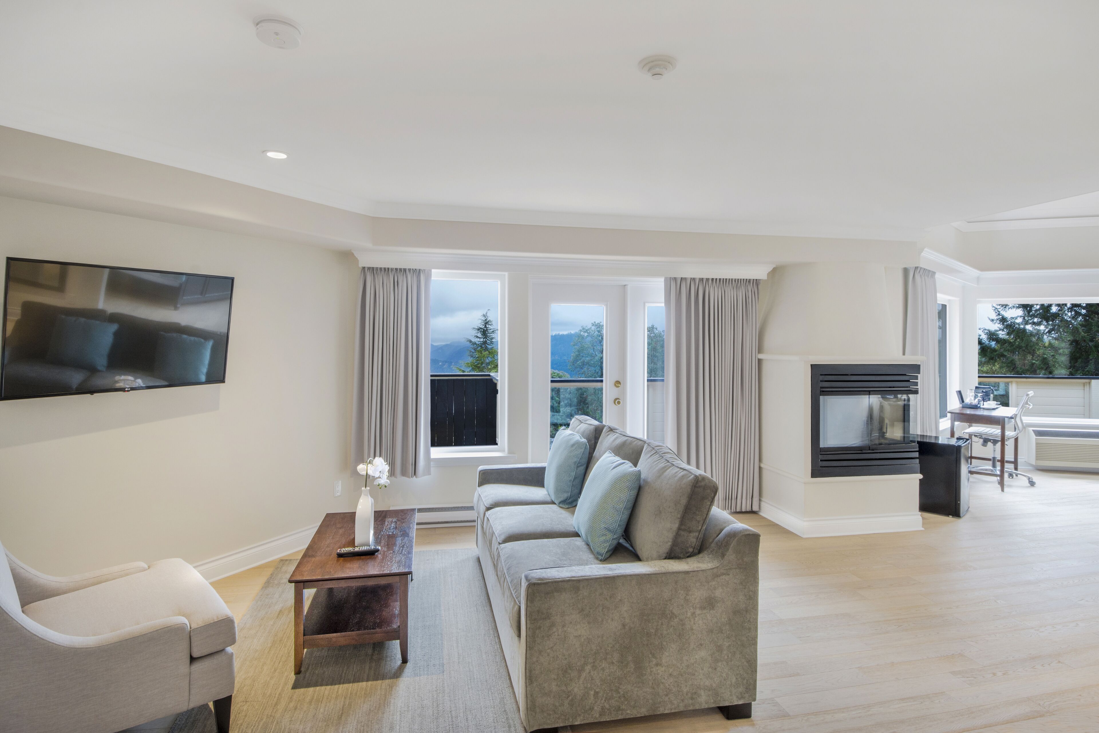 aquila superior suite | living area | flat-screen tv