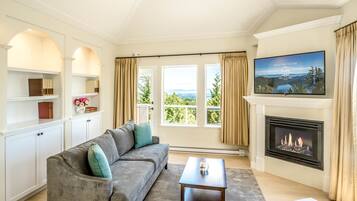Master Suite | Premium bedding, pillow-top beds, in-room safe, iron/ironing board