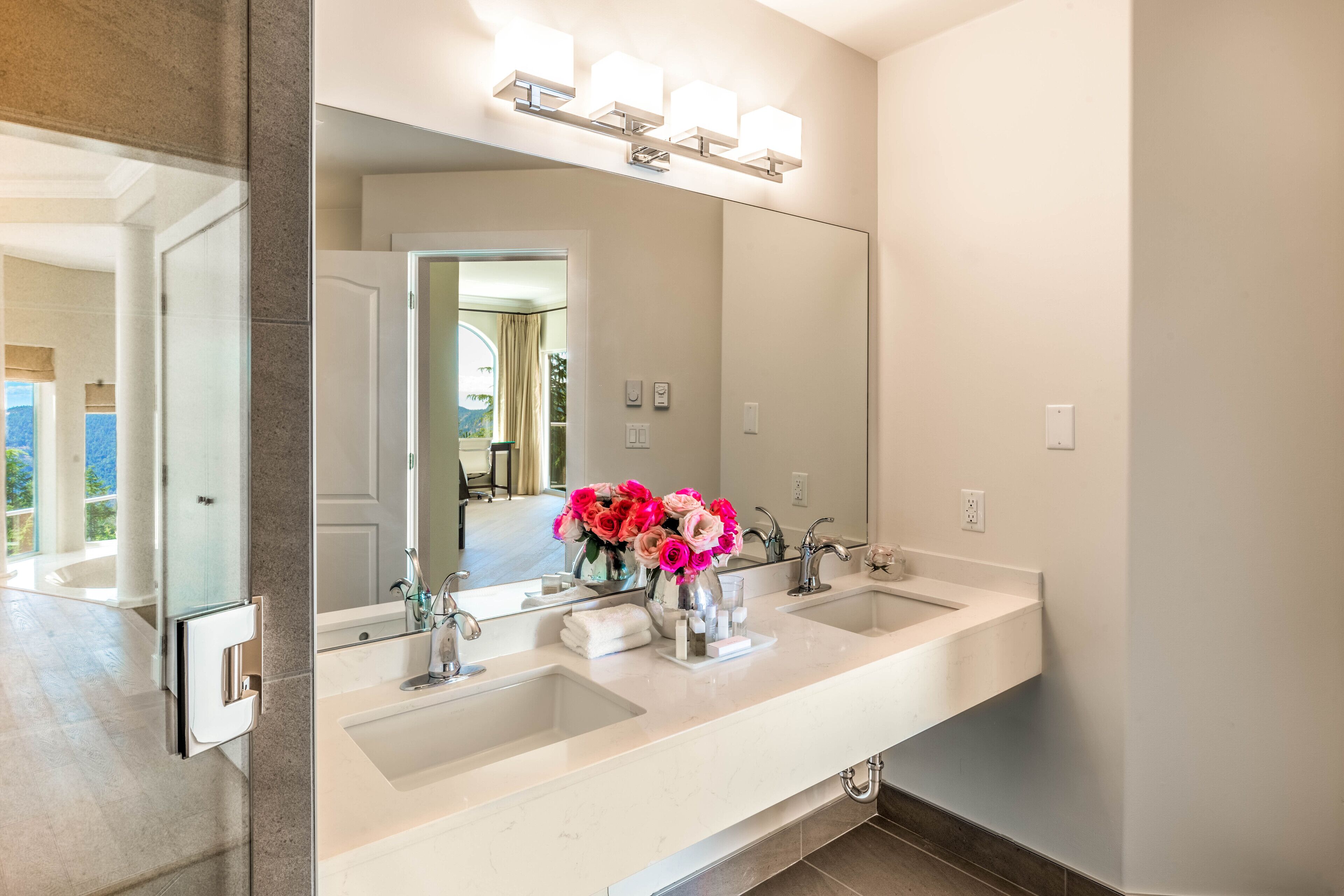 combined shower/bathtub, rainfall showerhead, free toiletries