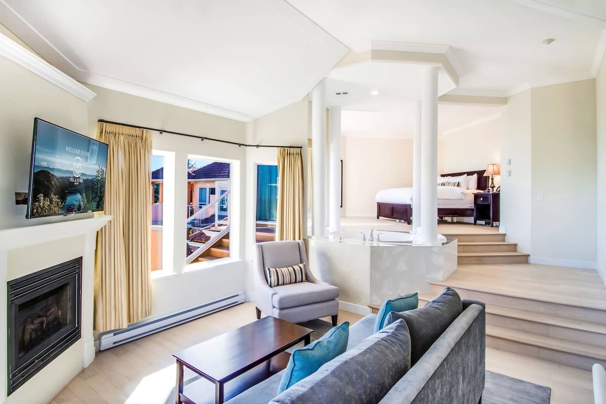 Master Suite | Deep soaking bathtub