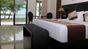 Ein Hotelzimmer mit Bett, einer Bank, einem Tisch und Blick ins Freie.